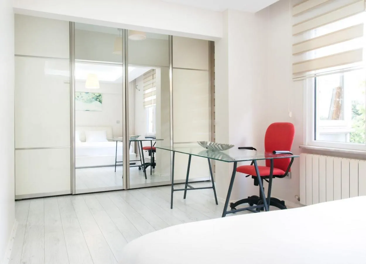 Central And Vibrant Flat With Balcony In Besiktas Istanbul