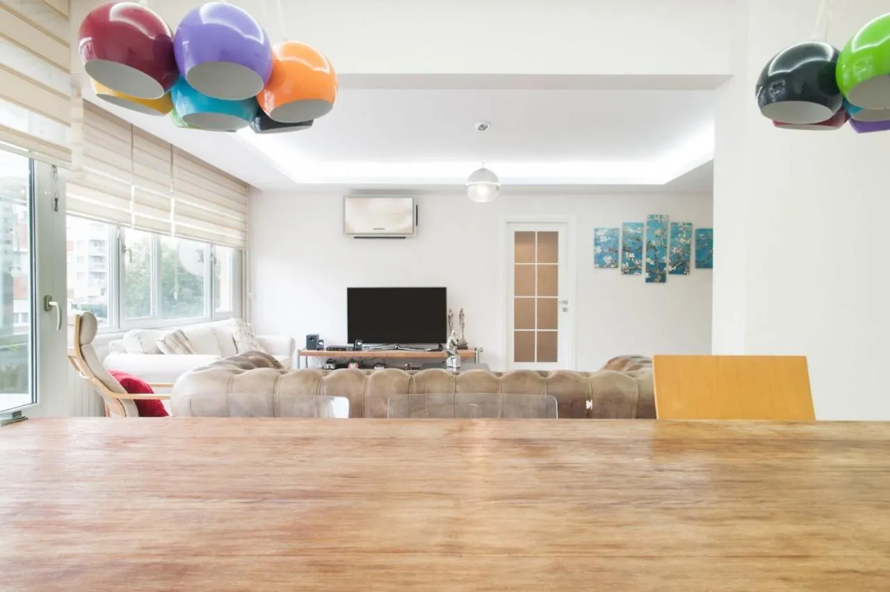 Central And Vibrant Flat With Balcony In Besiktas Istanbul Türkei
